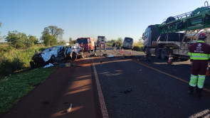 Acidente entre Hilux e ônibus deixa três mortos na BR-163