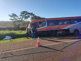 Acidente entre Hilux e ônibus deixa três mortos na BR-163