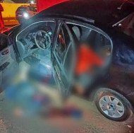 Homem e adolescente são executados a tiros dentro de carro