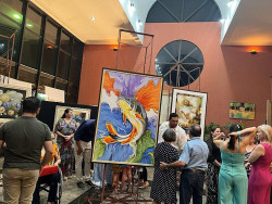 Teatro Municipal recebe exposição em homenagem à artista Fitta