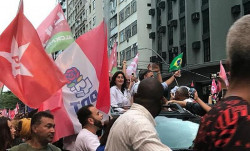 Bolsonaristas jogam ovos em Simone Tebet em ato da campanha