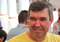 Riedel lamenta violência, propõe regulação contra fake news