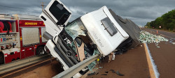 Carreta carregada com leite tomba após rotatória na Vila São Pedro