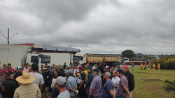 Sem aceitar resultado das urnas, bolsonaristas fecham Trevo da Bandeira