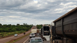 Trevo da Bandeira é liberado em Dourados, mas há confronto na capital