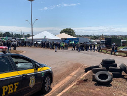 PRF aciona tropa de choque para garantir circulação no Trevo da Bandeira