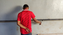 Homem é preso por populares após assaltar salão e deixar faca cair no chão