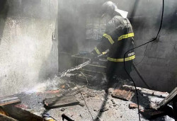 Homem coloca fogo em guarda-roupa e tranca os pais dentro da casa