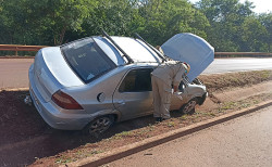 Após perder controle da direção, mulher é socorrida para a UPA de Dourados