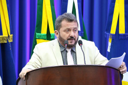 Laudir cobra instalação de brinquedos adaptados em parques públicos