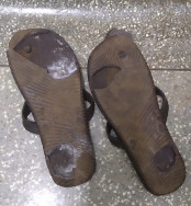 Internos do semiaberto de Dourados são flagrados com drogas em chinelos