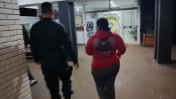 Mulher se arrepende de comprar droga para revender e se entrega à polícia