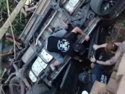 Caminhonete cai de ponte e três pessoas morrem em Bonito