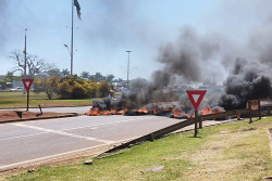 Manifestantes bloqueiam Trevo da Bandeira com pneus em chamas