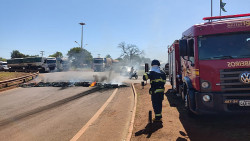 Após carro queimado em protesto, tráfego é liberado no trevo