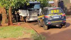 Polícia localiza carreta usada para levar pneus incendiados no trevo