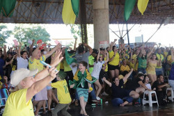 Seleção Brasileira vence Sérvia e faz a festa do “Torcida Dourados”
