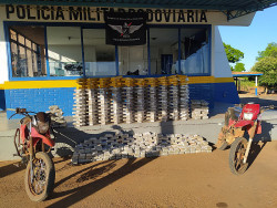 Polícia apreende 400 quilos de droga em duas motos na fronteira
