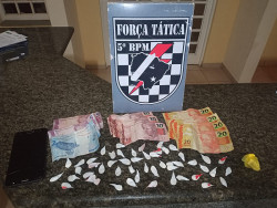 Polícia Militar fecha boca de fumo, prende autor e apreende dinheiro, celular e droga em Coxim