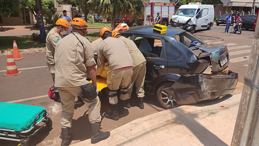 Mais um grave acidente registrado na manhã desta sexta-feira em Dourados (Imagem: Adilson Domingos)