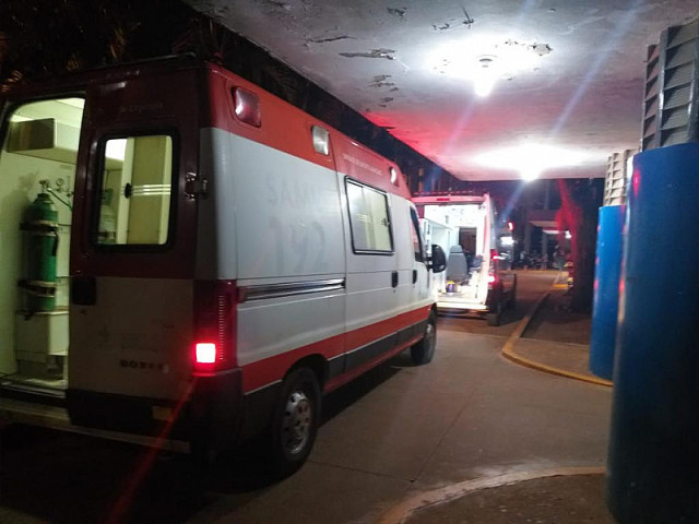 Ambulândias removendo pacientes da UPA para o Hospital da Vida (Dourados Informa)