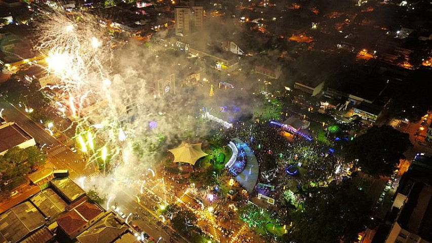 O lançamento do Dourados Brilha 2022 levou 20 mil pessoas, no domingo (4), para Praça Antônio João. Uma grande festa foi preparada com acendimento das luzes de Natal, apresentações musicais, chegada do Papai Noel e o show dos fogos de artifício.  “É uma grande satisfação estar aqui hoje e poder trazer toda essa programação para a população, foi um grande esforço da nossa equipe e de hoje até o dia 20 serão várias atrações. O Natal é uma data importante para o comércio e nosso papel é, além de trazer cultura, fomentar a economia e o Dourados Brilha faz isso. Muito obrigado a todos que estão aqui hoje, prestigiando esse evento que preparamos com tanto carinho para todos”, ressaltou o prefeito Alan Guedes.  A ação é realizada em parceria da Semc (Secretaria Municipal de Cultura) com a Semdes (Secretaria Municipal de Desenvolvimento Econômico). A programação contou com apresentação teatral, apresentação musical da Escola Municipal Prefeito Luiz Antônio, e ainda a Orquestra Filarmônica Music Hope. Diversas famílias prestigiaram as atrações. “Que noite linda, a praça está linda, a hora que acendeu as luzes foi incrível, é muito bom ver Dourados com opção de lazer, com cultura”, contou a moradora Juliana Rodrigues.  Além das atividades alusivas ao natal, o evento representa investimentos para o comércio. Só na primeira noite foram R$ 400 mil reais em movimentação financeira entre a feira da Reme (Rede Evolução Mulher Empreendedora), os 50 vendedores ambulantes e os 13 food trucks presentes no local.  O “Dourados Brilha 2022” é uma parceria entre o poder público e a iniciativa privada. Grandes empresas que estão na cidade acreditam e apoiam a ação. O Prefeito também fez um agradecimento especial às empresas parceiras, CEIA (Centro de Integração do Adolescente Dom Alberto), Governo Estado de Mato Grosso do Sul, Câmara Municipal de Dourados, Coamo, Corpal, São Bento Incorporadora, Planacon, Grupo Valor, Guaraná Antarctica, Inpasa, JBS, Pax Primavera, Procon, Sanesul, Sicredi, Sistema Fiems, Sesi, Engepar,Unigran, Taurus e o programa “Desenvolve Dourados”.  Bairros e distritos  A ideia é que o “Dourados Brilha” percorra vários pontos do munícipio, levando a festa para toda a população. Pensando nisso, a programação foi planejada definindo agendas culturais tanto na área central, como nos bairros e também nos distritos.  Nesta segunda-feira (5), o distrito de Macaúba recebe o espetáculo infantil “A Pior Palhaça do Mundo”, com apresentações da Escola Municipal Coronel Firmino Vieira de Matos e show da banda Rock Rainha.  Na terça (6) é a vez de Vila Vargas com participação dos CCIs (Centros de Convivência do Idoso) André Chamorro e Maria Martiniano de Brito, além dos cantores César Quintero e Jady Jamilly. No dia 7, Indápolis conta com os mesmos shows.  Itahum participa do “Dourados Brilha” no dia 13 de dezembro com as apresentações musicais de Aryane Delvalle e da Banda Rocker 163.  Os bairros Harrison de Figueiredo, Parque das Nações II, Canaã I, e imediações também contam com programação especial.  As atividades diárias do “Dourados Brilha” serão divulgadas nas redes sociais e site da Prefeitura Municipal (Imagem: Assecom)