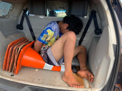 Dois adolescentes capotam carro com maconha e são detidos pela PRF