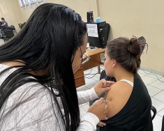 As pessoas que ainda não tomaram as doses anteriores disponíveis para a faixa-etária também podem atualizar a carteirinha vacinal (Imagem: Assecom)