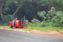 Policiais e assaltantes trocam tiros no meio da rua na fronteira