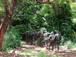Assaltantes furam cerco de 70 policiais com helicóptero e fogem