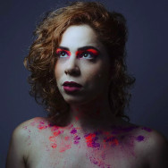 Rebecca Loise faz última performance na peça ‘Essas pessoas na (sua) sala de jantar’