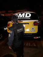 Condutor embriagado bate em placa de identificação e é preso pela GMD