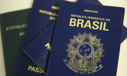 O passaporte é um documento que comprova a identidade do viajante (Foto: Agência Brasil)