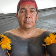 Empresário da fronteira se fantasia de índio para protestar em Brasília