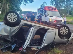 Veículo capotado no Contorno Sul, de Apucarana, no Paraná (Foto: TN Online)