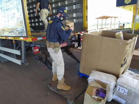 Policiais descarregam contrabando de caminhão dos Correios (Divulgação)