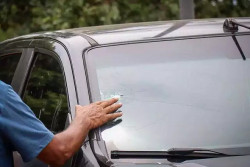 Marcas de tiros na caminhonete que Thiago estava quando foi morto (Foto: Henrique Kawaminami)