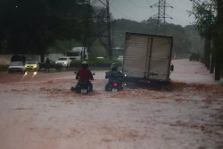Chuva não para e alaga ruas e casas em bairros de Campo Grande