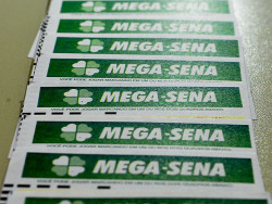 As apostas podem ser feitas até as 19h (horário de Brasília) do dia do sorteio, em qualquer lotérica do país ou pela internet, no site da Caixa Econômica Federal. (Foto: Agência Brasil)