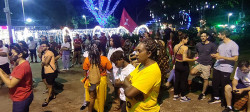 Pessoas reunidas na Praça Antônio João em Dourados (Fonte: Gracindo Ramos)