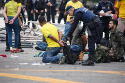 Bolsonaristas presos na tarde de domingo (9) após atos terroristas (Foto: CNN Brasil)