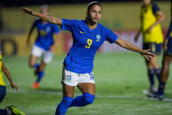 Protagonista no oitavo título do Brasil na Copa América feminina em julho do ano passado, Debinha foi indicada pela primeira ao prêmio de melhores do ano da Fifa (Foto: Lucas Figueiredo/CBF)