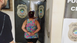 Mulher sendo levada para a Delegacia em Dourados (Foto: Adilson Domingos)