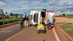 Equipe trabalhando no resgate do motorista de Caarapó (Fonte: Adilson Domingos)