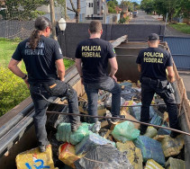 Policiais federais durante ação de maior carga de drogas apreendida em 2023 (Foto: Assessoria PF)