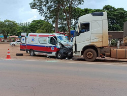 Ambulância bate de frente com carreta e paciente morre na BR-163