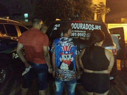 Três pessoas foram levadas para Delegacia em Dourados (Foto: Adilson Domingos)