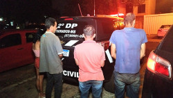Quatro pessoas foram presas por policiais civis em Dourados (Foto: Adilson Domingos)