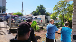 Policias sendo levados para Campo Grande no dia do  crime (Foto: Adilson Domingos)