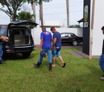 Acusados sendo levado para a Delegacia de Atendimento à Mulher de Dourados (Foto: Adilson Domingos)